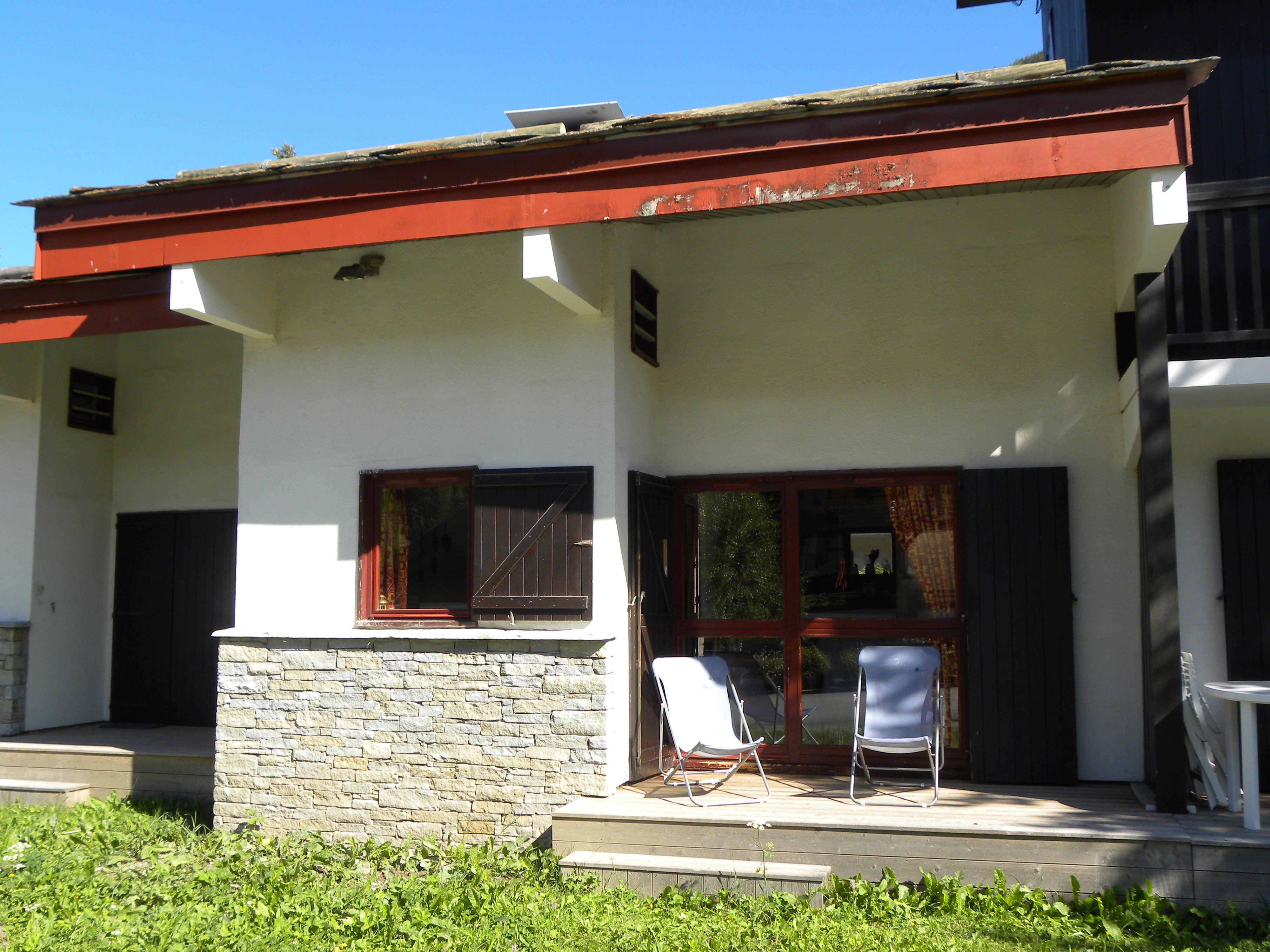 extérieur de l'appartement avec terrasse en bois