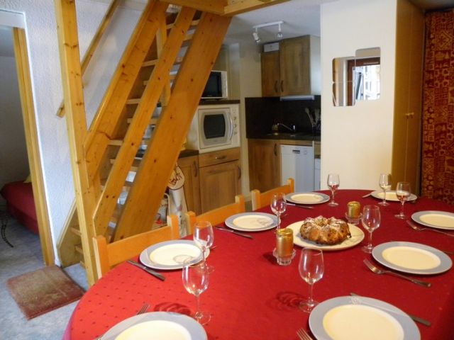 salle à manger, cuisine et entrée avec placard et meuble-banc.