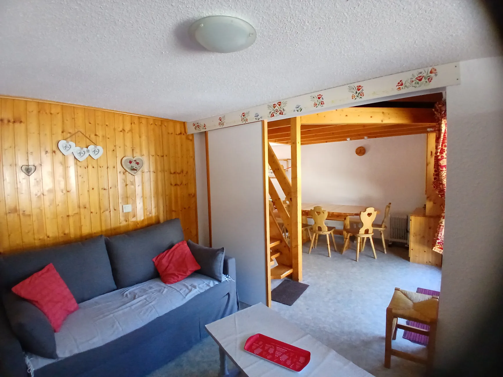 grande pièce de vie : salon - salle à manger.
Le salon (et son canapé convertible) se ferme par des portes coulissantes.