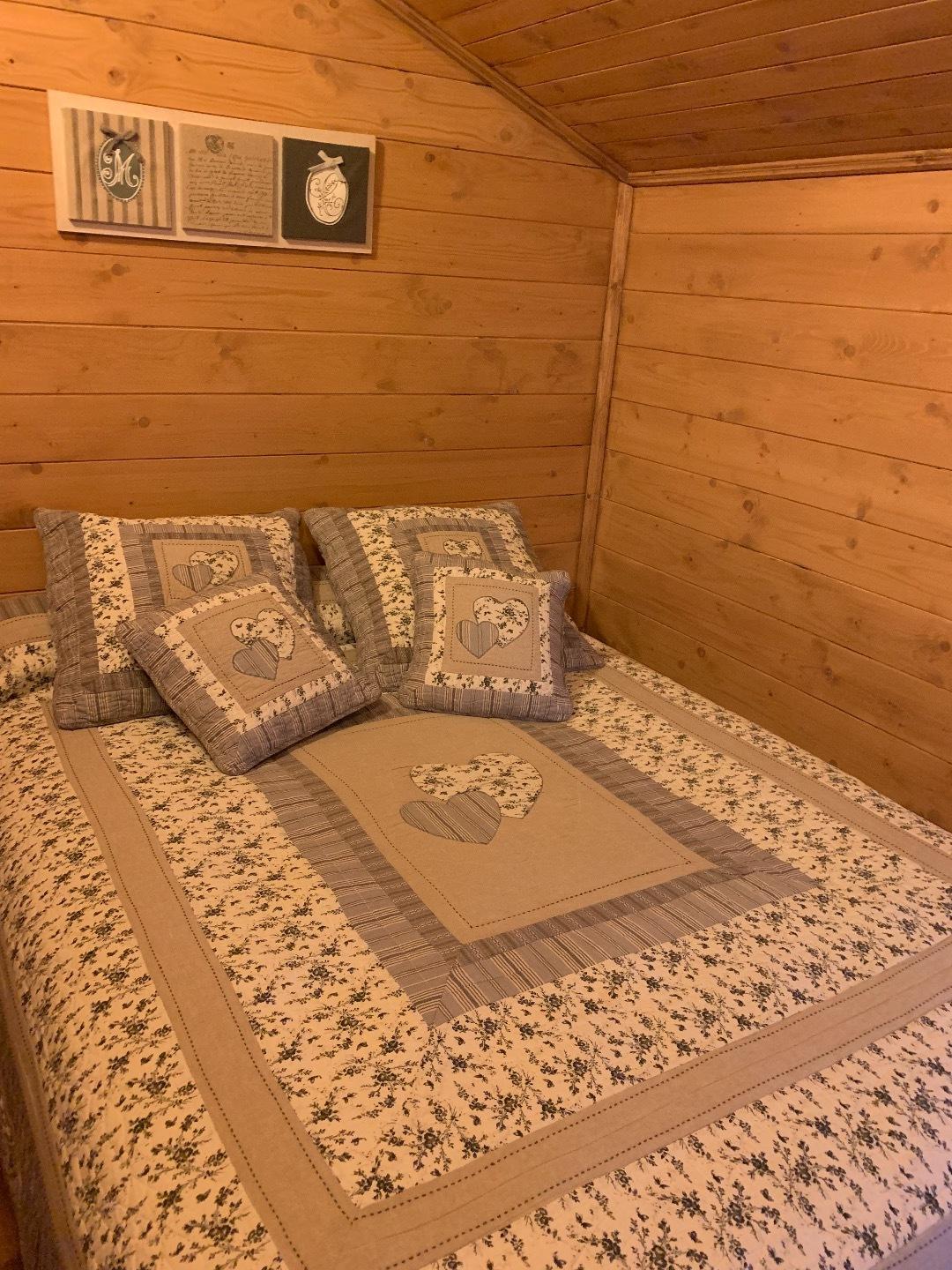 Chambre en couchage en 140 équipée de TV et lecteur DVD