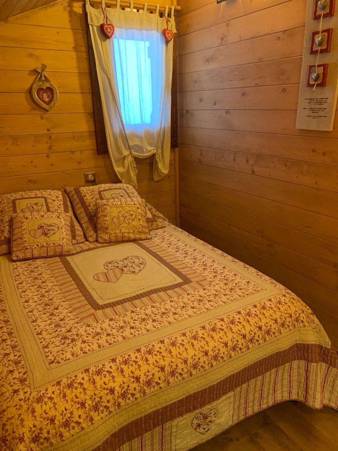 Chambre en couchage en 140 équipée de TV et lecteur DVD 