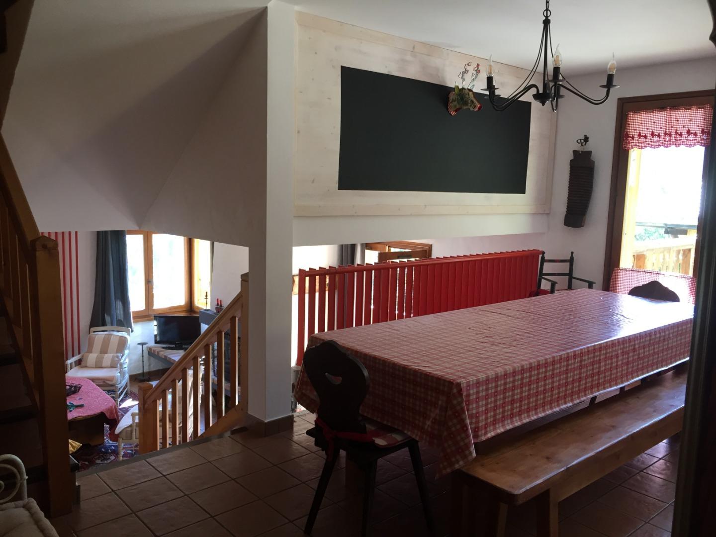 Salle à manger attenante à la cuisine , grande table pour 12 pers 