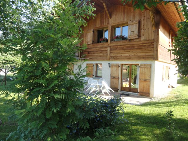 L'appartement en rez de jardin, vu depuis le jardin.
