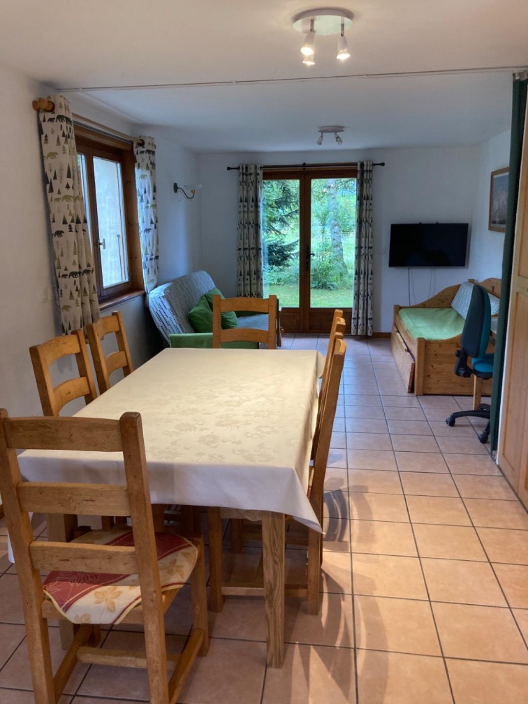 Coin repas avec coins salon en arrière plan 