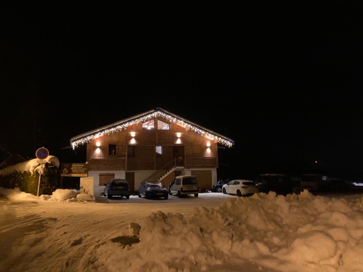 Façade du chalet avec l’appartement de location en Rez de chaussée 