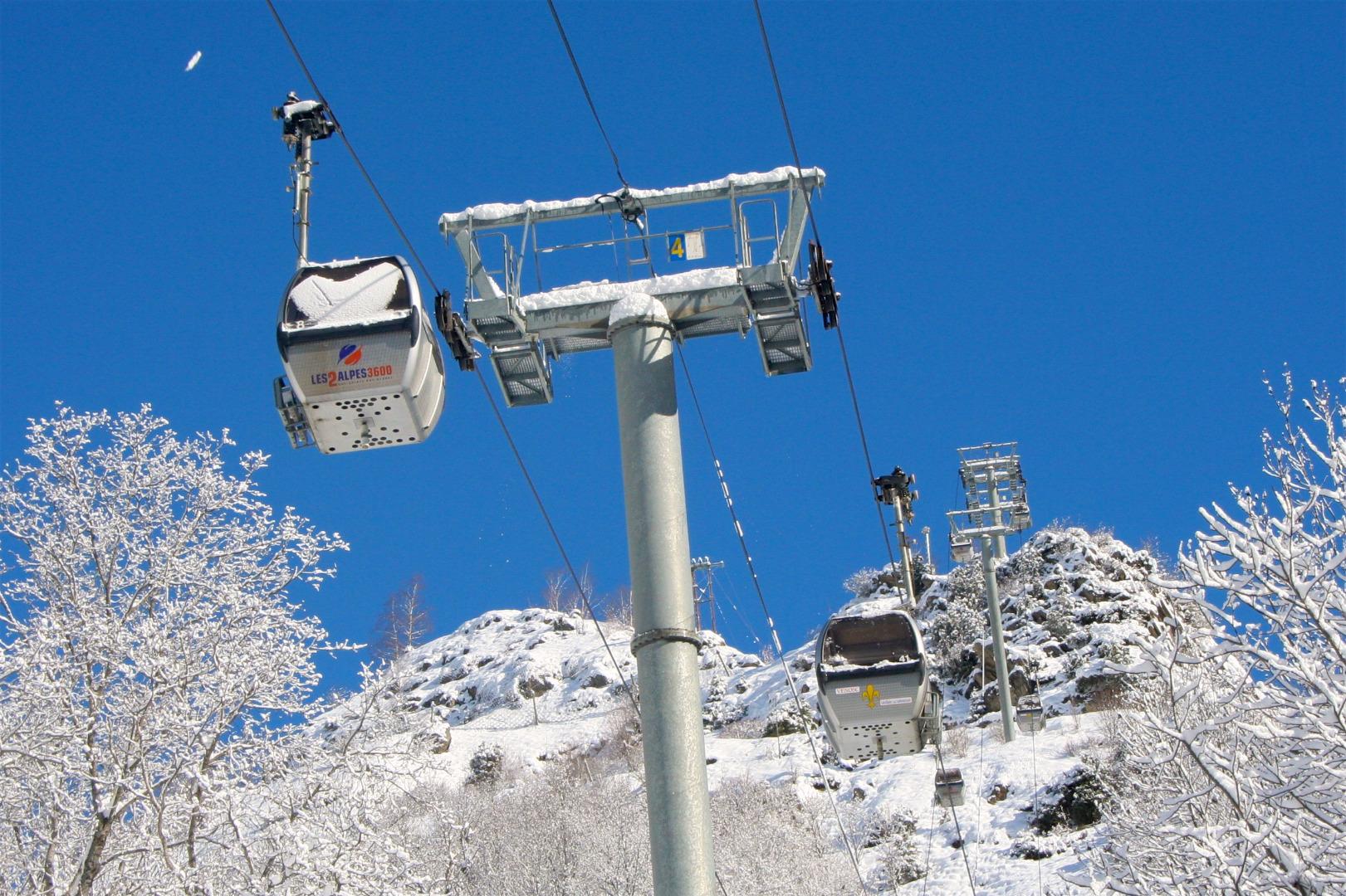 Liaison en 6minutes avec la station des Deux Alpes. ouvert en saison hiver et été de 8 h à 19 h.