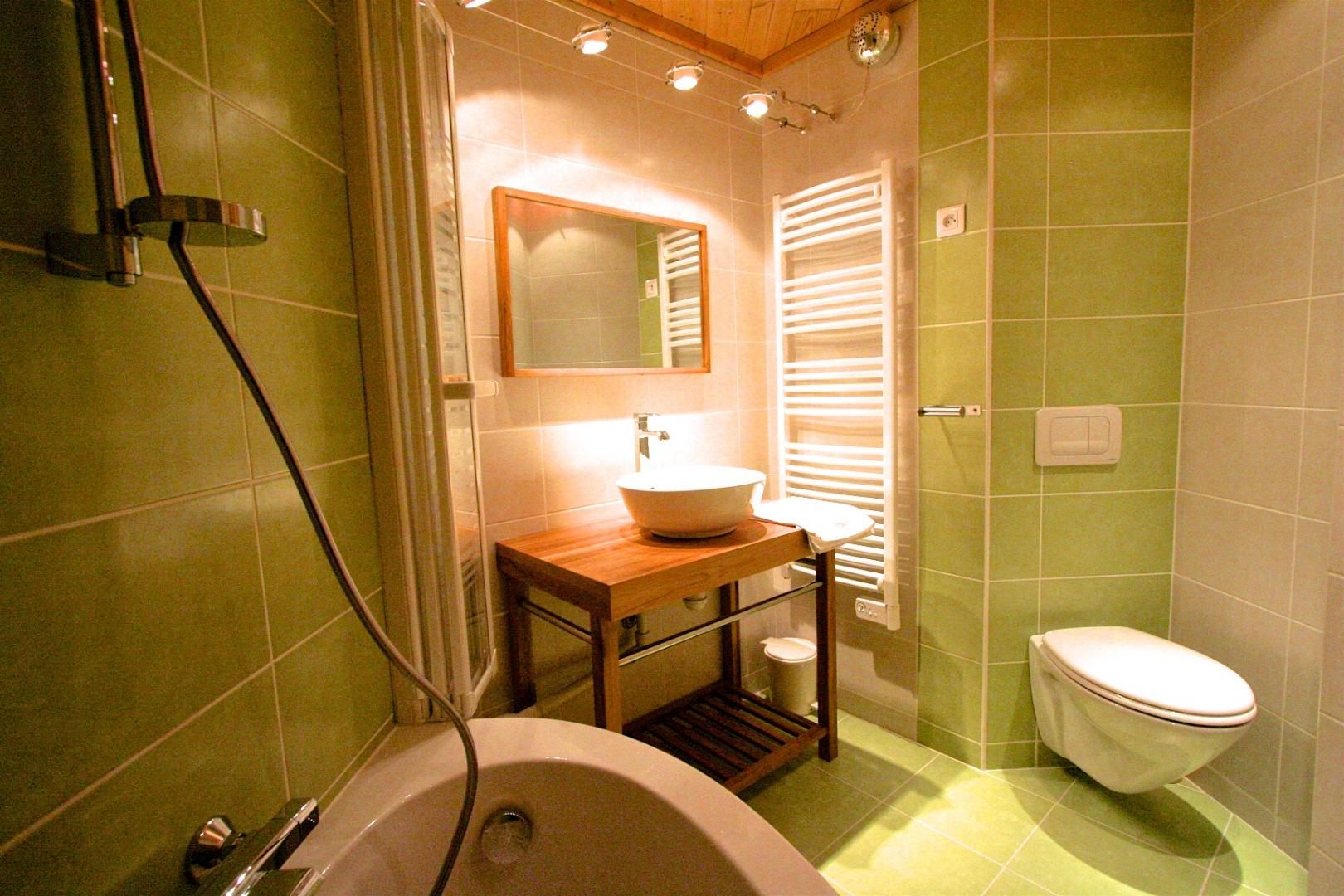  salle de bain  / WC dans chaque chambre : 2 avec baignoire, 4 avec douche.