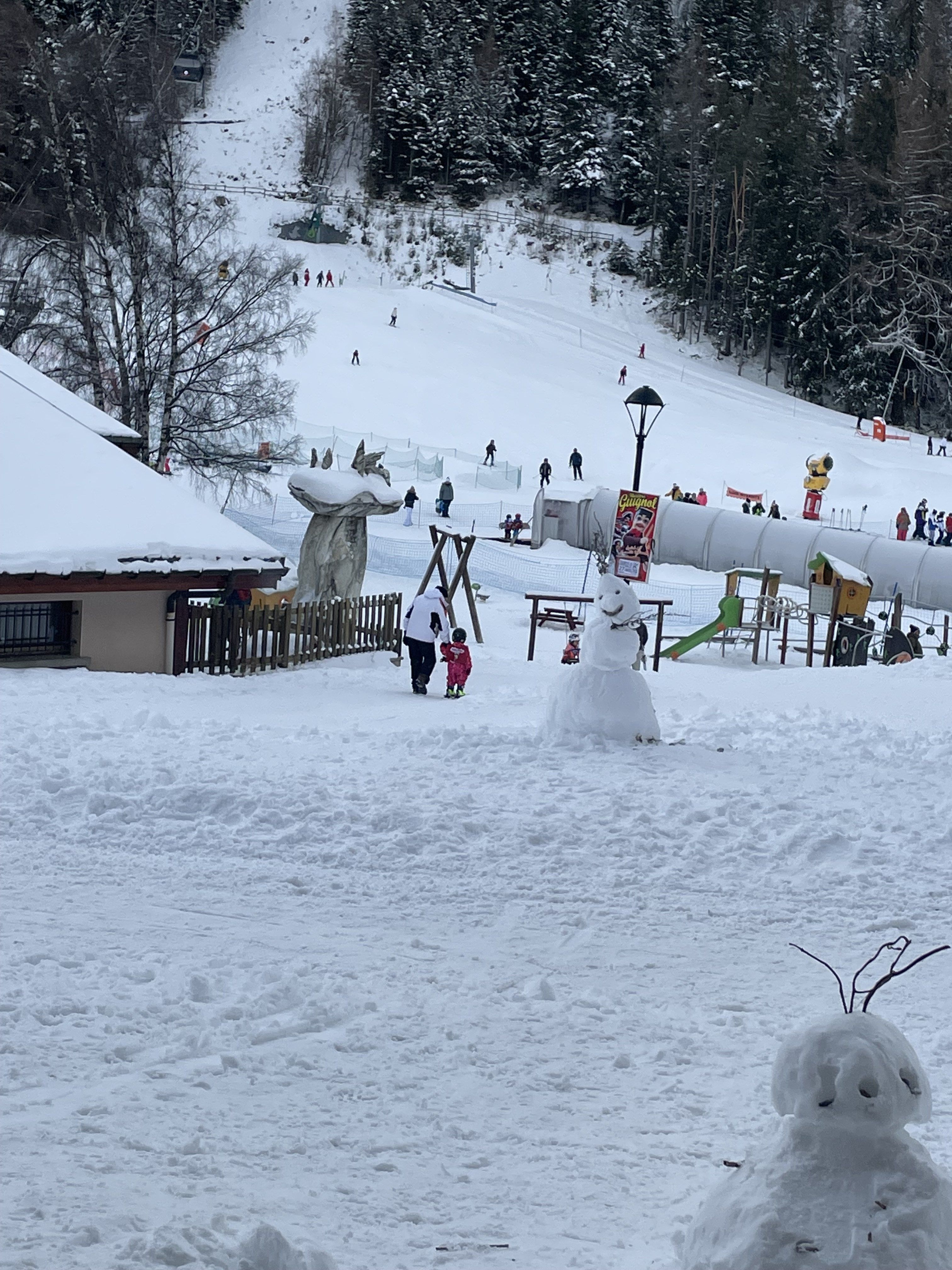Vue de la terrasse, proximité des jeux enfants et telecabines