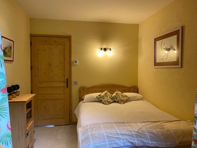 Chambre 2 (lit double, salle de douche attenant)
