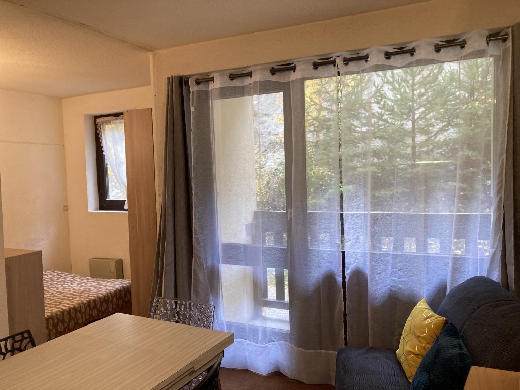 partie de la pièce principale avec vue sur le "salon-chambre"