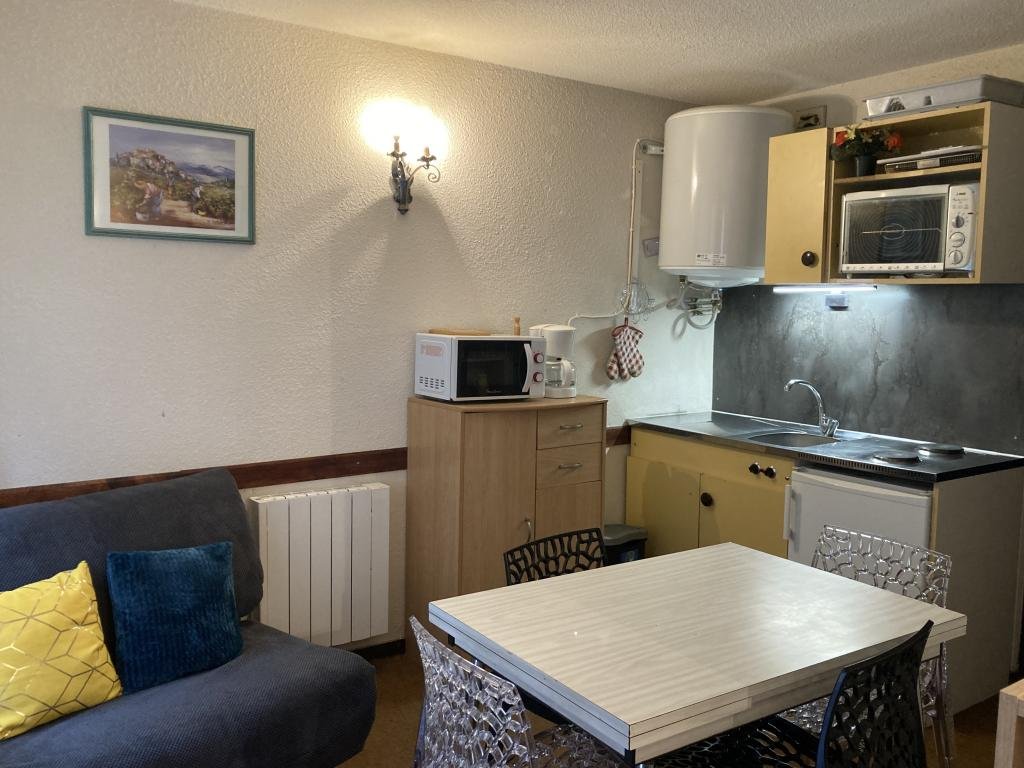 autre partie de la pièce principale vue sur le coté cuisine