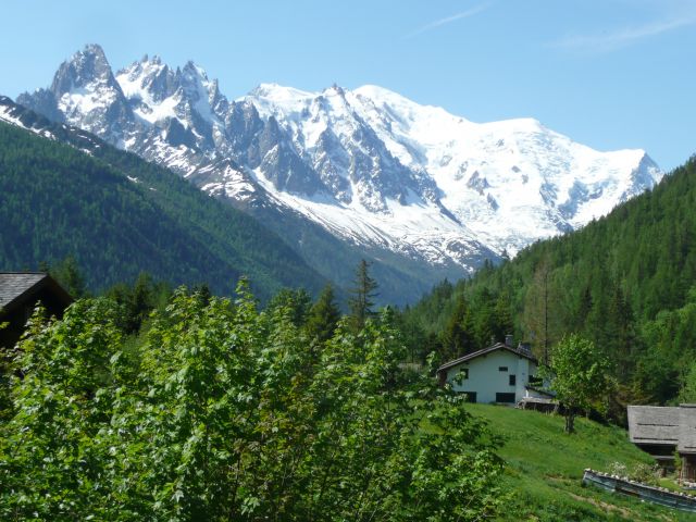 Vue du village ,des aiguilles de Chamonix et du Mont-Blanc depuis la terrasse.
en été