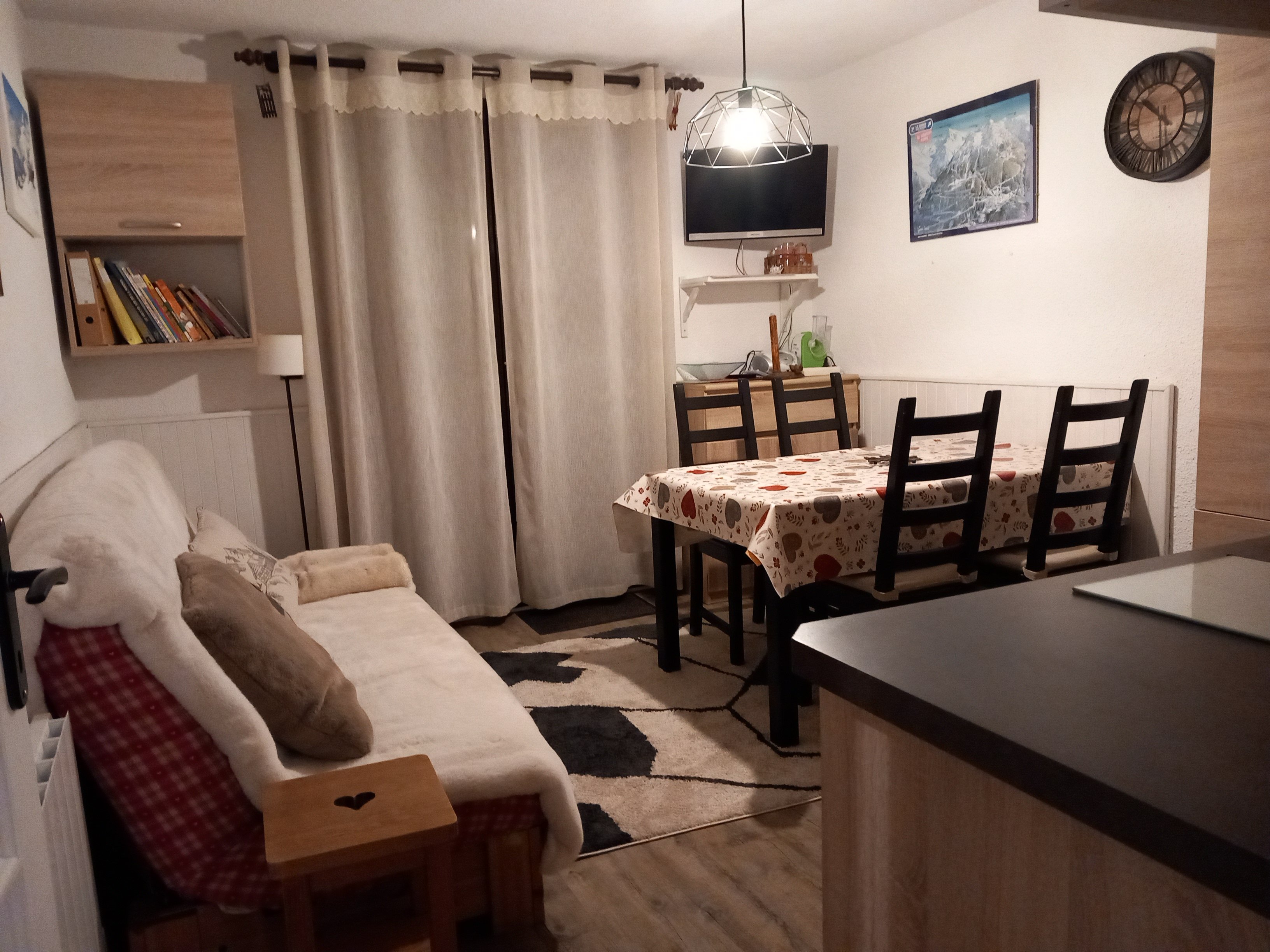 Canapé confortable, télévision, appareils à raclette, à fondue savoyarde, gauffrier, crêpière...,
Vous avez tout pour passer d'agréables repas et soirées !