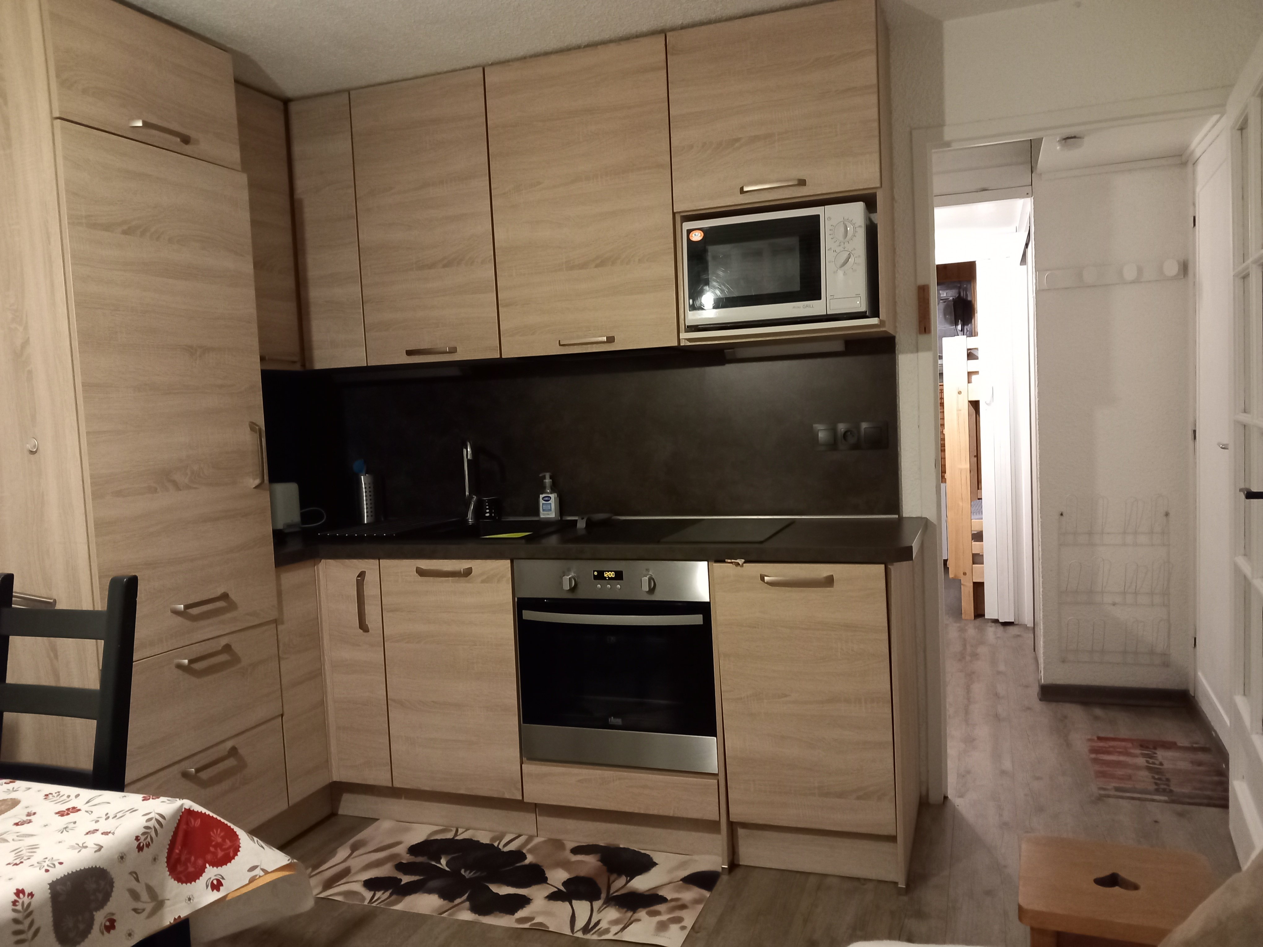 Cuisine rénovée avec grand frigidaire, four à chaleur tournante, plaque à induction, lave vaisselle, four à micro ondes, cafetière.