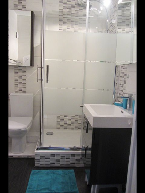 salle de bains récente avec douche ,wc
 meuble vasque avec 2 tiroirs et  miroir, armoires de rangement .