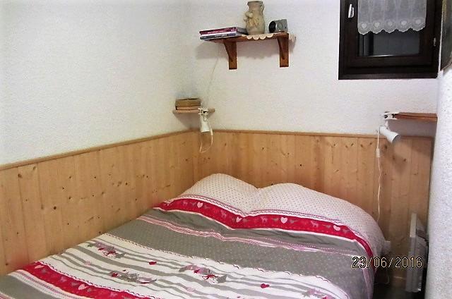 Chambre 1 avec lit 140X 190  dont la matelas vient d'être changé en septembre 2021.
Il y a également un placard avec étagères et penderie. Vous y dormirez bien car la chambre se situe à l'arrière de l'appartement qui donne sur la forêt. En été quand il f