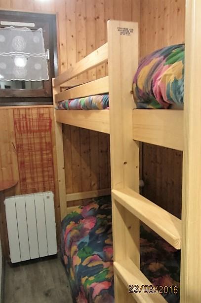 Coin montagne fermé par une porte coulissante avec fenêtre et volet. 2 lits superposés (matelas de bonne qualité) avec en dessous 2 grands tiroirs de rangement.