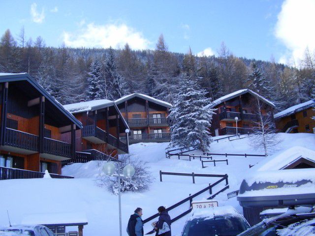  HIVER : L'appartement se situe en bordure de forêt au RDC d'un chalet de 6 appartements avec entrée privative
2 chambres  SDB et salle principale