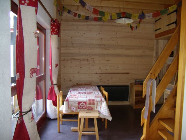 Salle à manger ouverte sur le salon et la cuisine