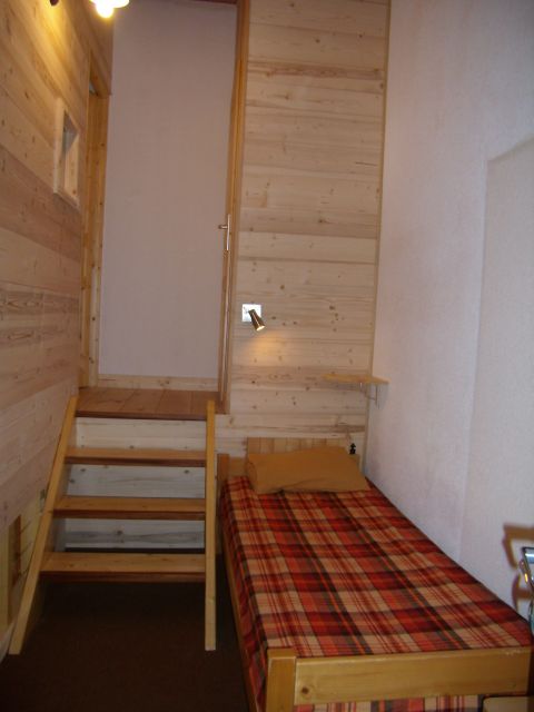 Coin montagne au 1er; 1 lit individuel, 2 placards de chaque côté du lit.