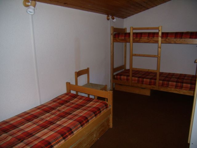 1 chambre avec 3 couchages dont 2 en lits superposés.1 armoire de rangement et un tiroir sou lit superposé.