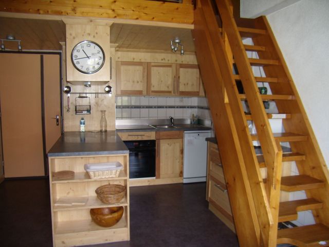 Cuisine, hall d'entrée avec meubles à chaussures et armoire de rangement vêtements.