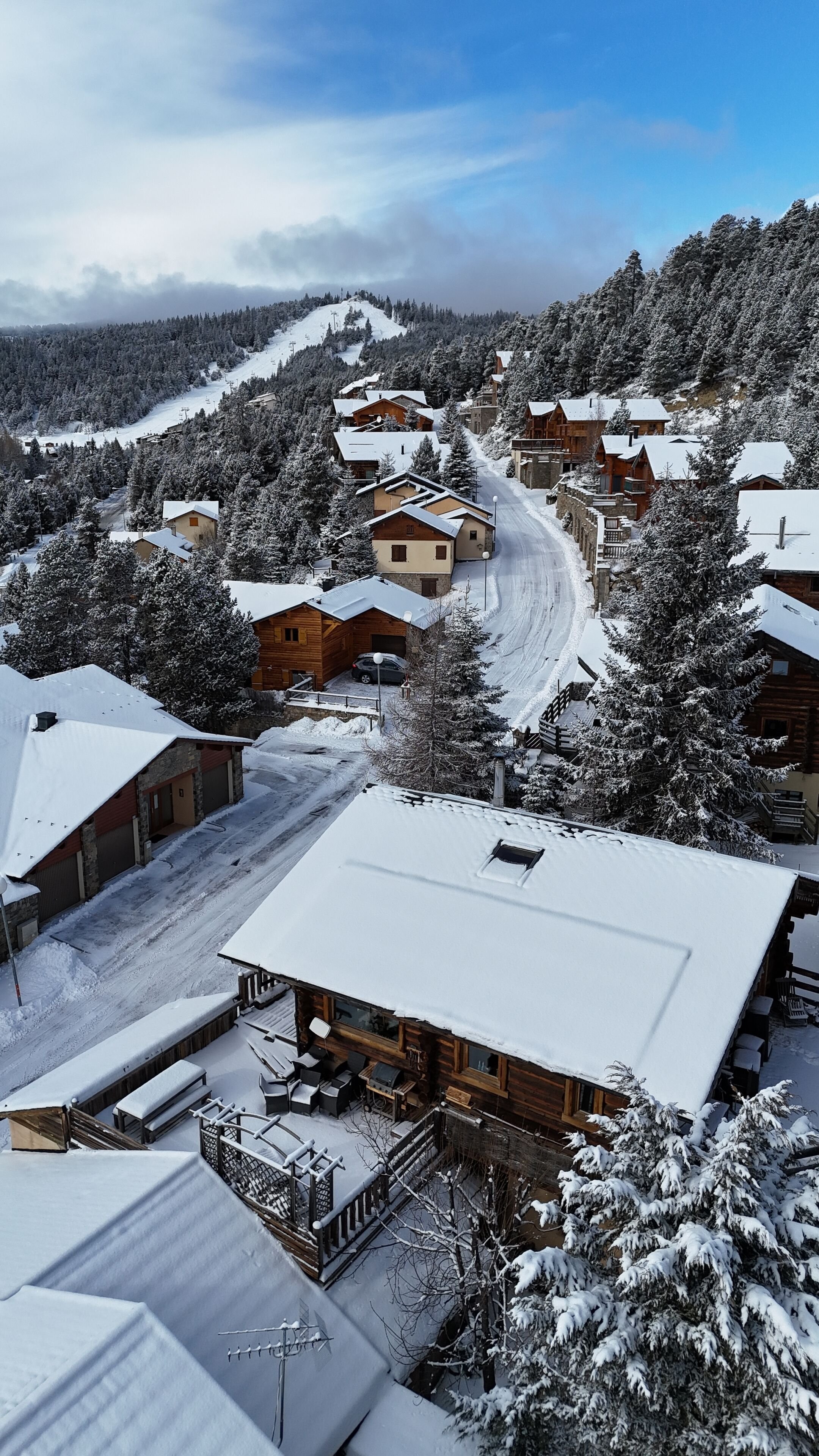 Vue hiver et piste de ski en arrière plan.
