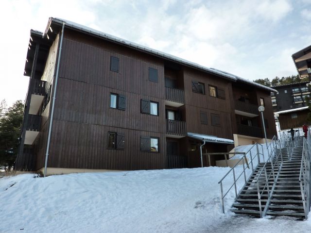 Entrée est, avec le local casiers à skis, raquettes. A proximité immédiate garderie et école de ski.
