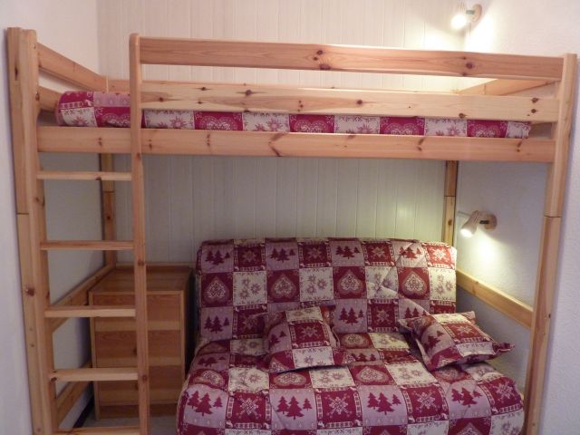 Coin montagne réaménagé avec canapé BZ et mezzanine avec 1 couchage .