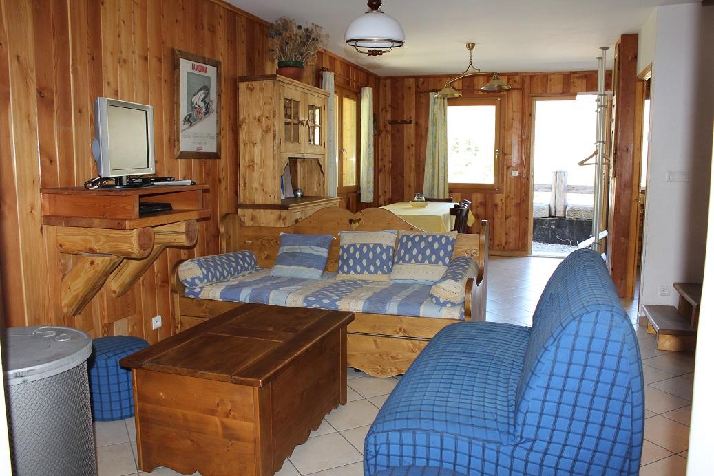 Appartement Bleu : au rez-de-chaussée, coin salon et séjour au fond. L'appartement donne sur une terrasse privative.