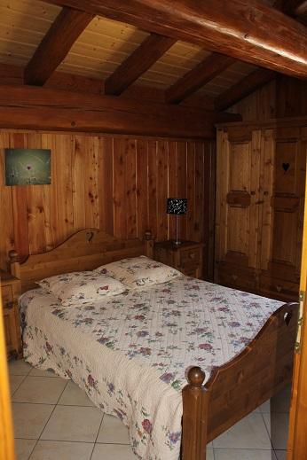 Appartement Bleu : à l'étage, première chambre avec lit double. Balcon avec vue sur le Parc National de la Vanoise.
