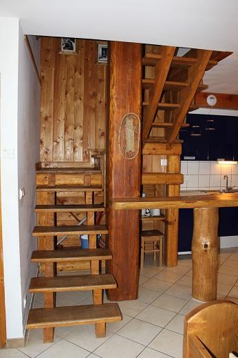 Appartement Bleu : escalier en bois qui permet d'accéder à l'étage.