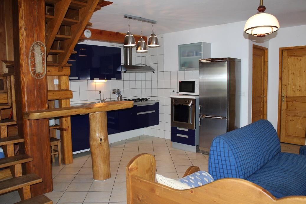 Appartement Bleu (du nom de la cuisine !) : cuisine spacieuse et entièrement équipée.