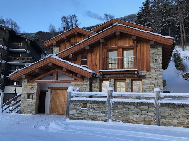 Chalet individuel de trois appartements dont deux à la location, d'une capacité d'accueil chacun de 10 personnes. Chaque appartement est sur deux niveaux. Ils sont complètement indépendants.