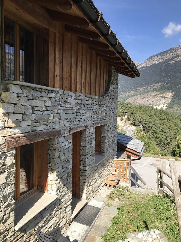 Appartement Jaune : accès sur la gauche par l'escalier extérieur. Entrée indépendante.