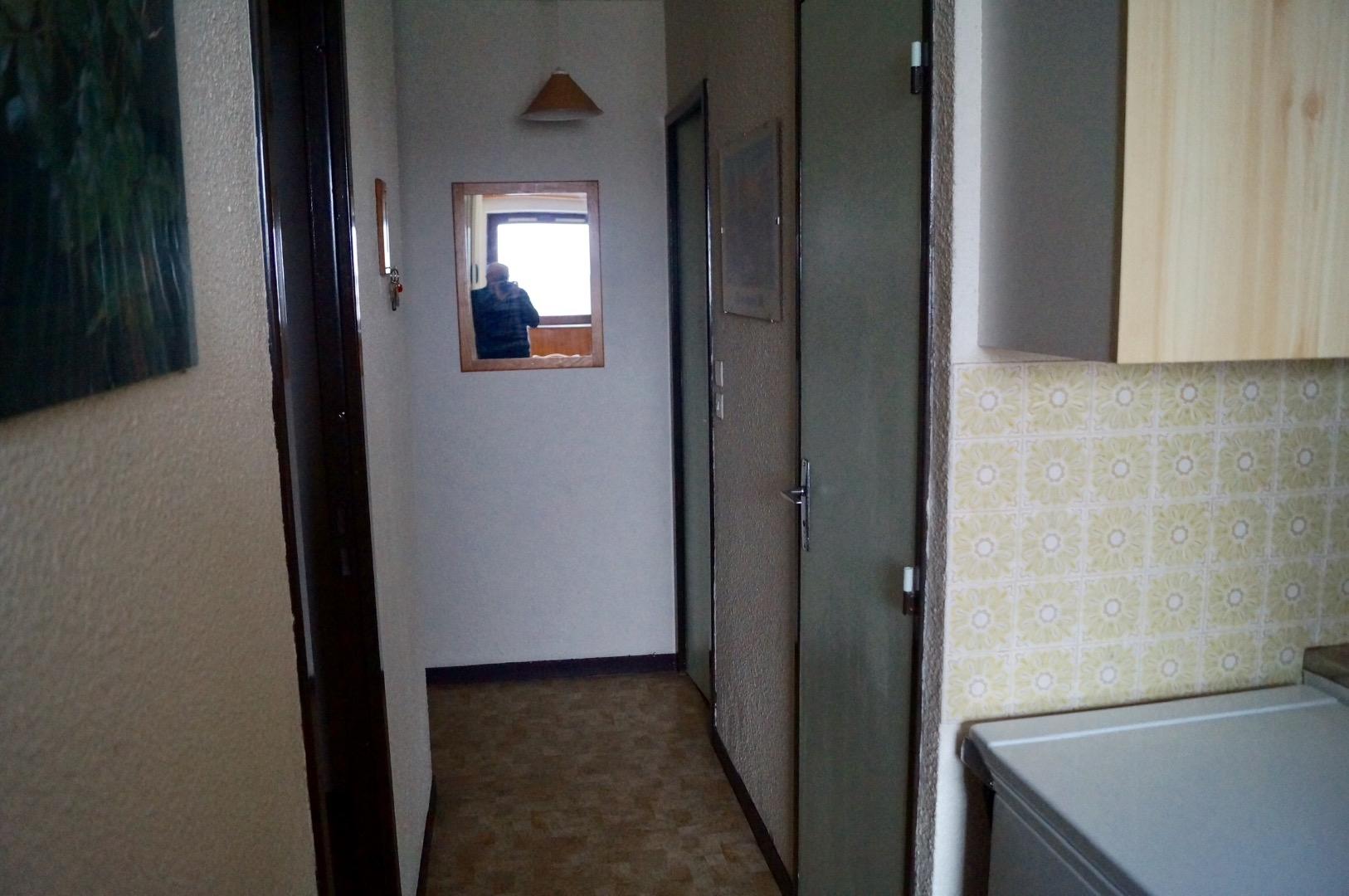 Couloir desservant  à gauche la cabine à droite sdb, wc.