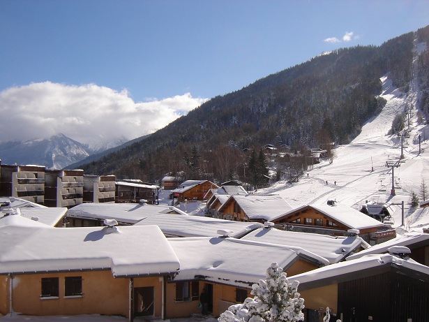 Vue sur les pistes et les commerces