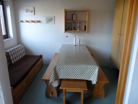 Salle à manger avec lit dépliant à gauche.