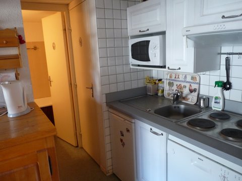 Cuisine avec au fond W.C et salle de bain.