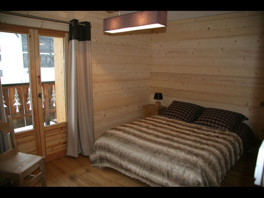 Chambre au rez de chaussée.
Lit double.
Accès à la terrasse.
Elle possède une salle de bain privative avec une douche
