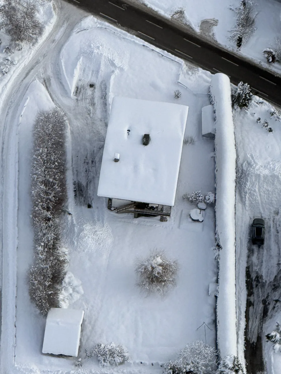 Chalet et jardin en hiver