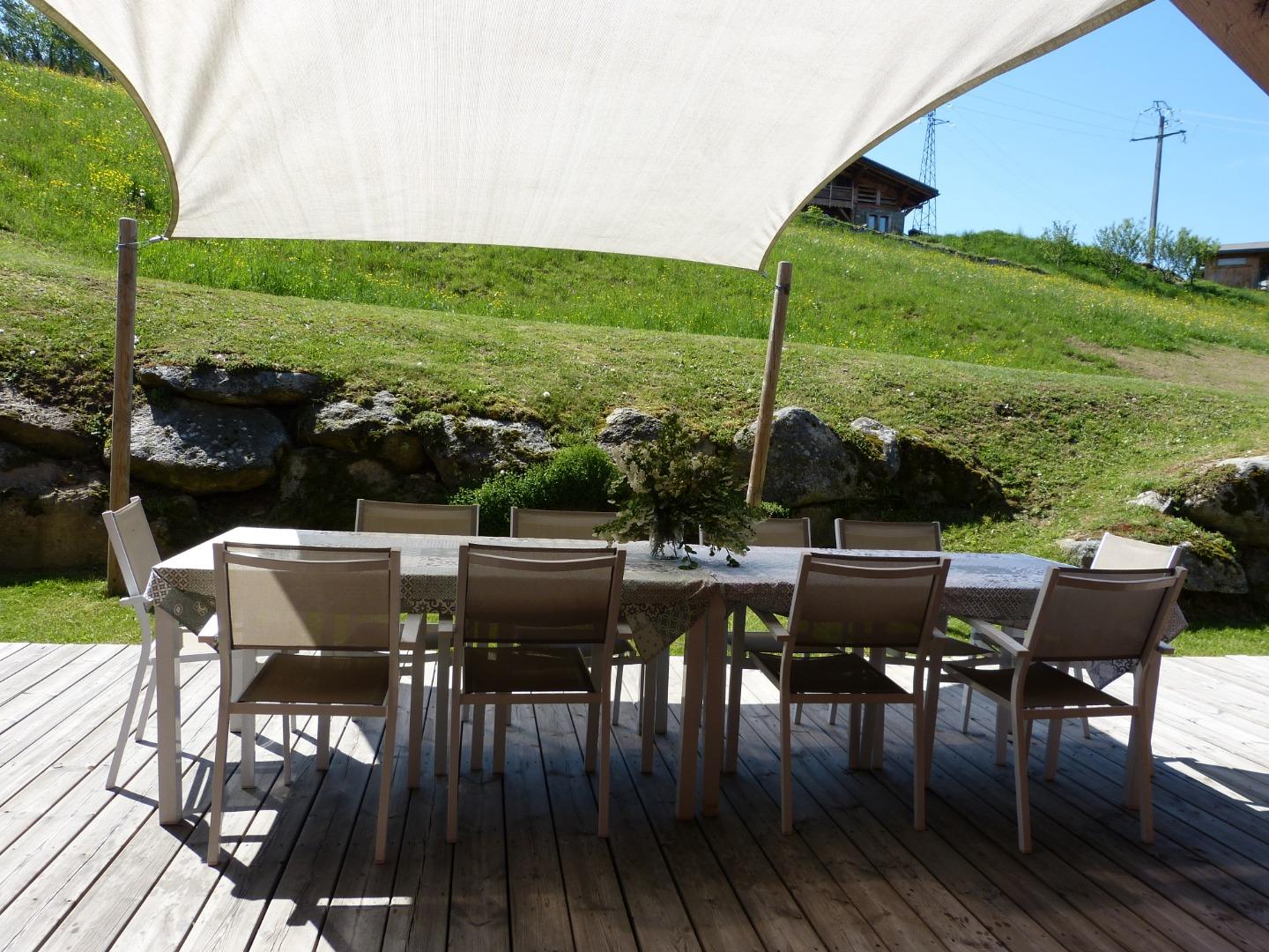 Terrasse en bois avec salon de jardin 10 personnes