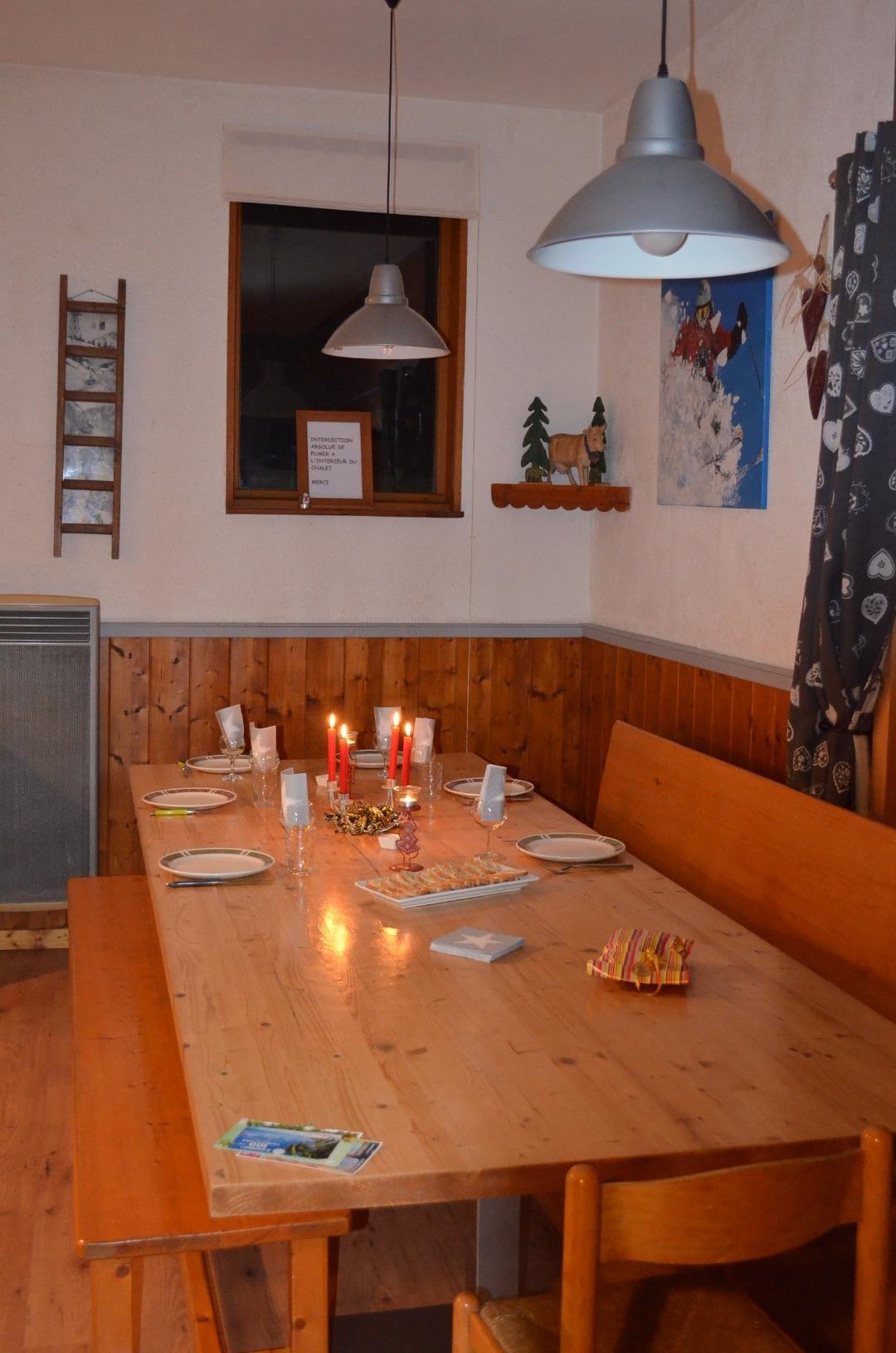 Table à manger 3 metres sur 1,1 mettre pour 15 personnes