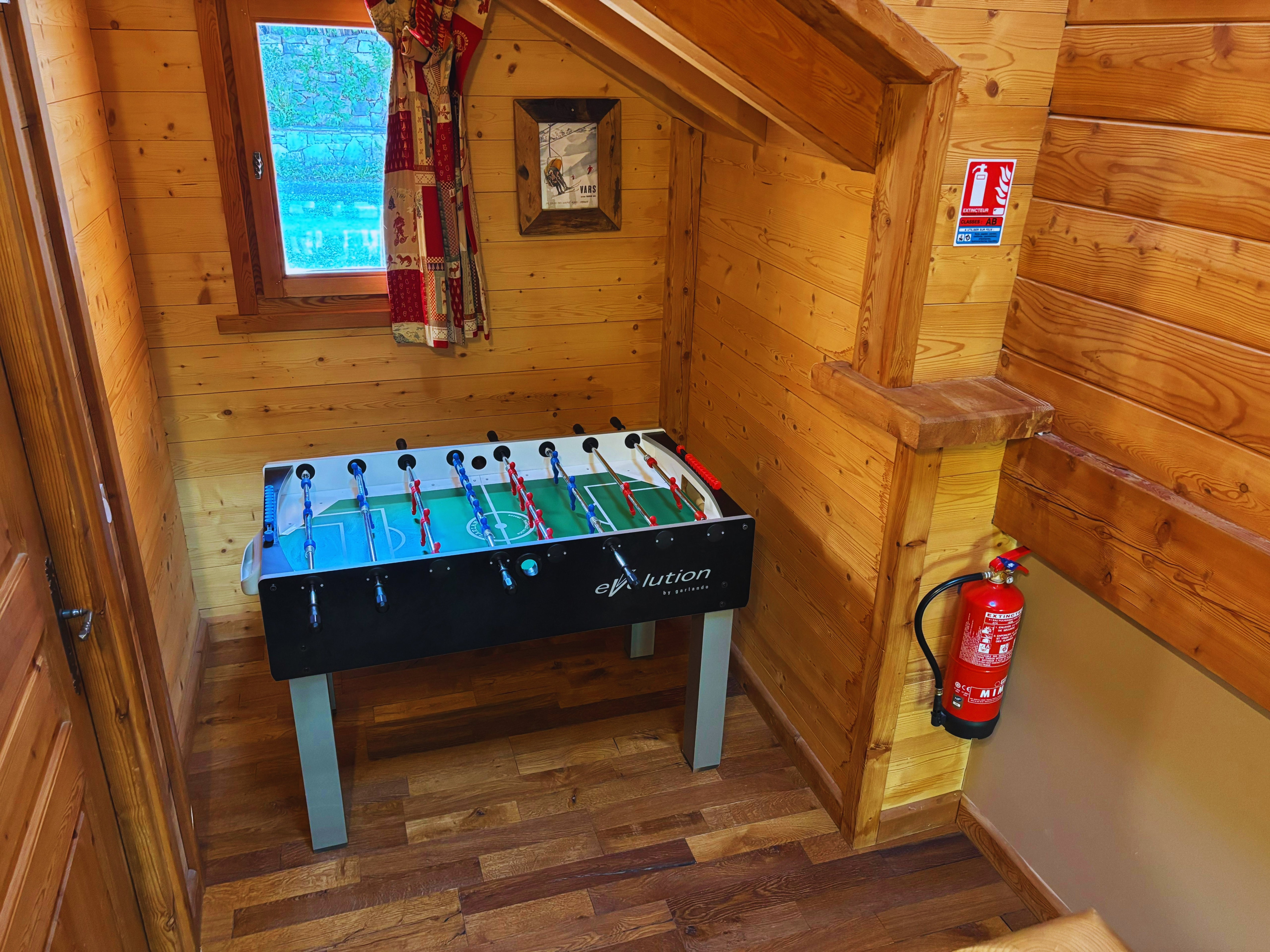 Le baby-foot du chalet, parfait pour des moments de complicité et de partage après le ski.