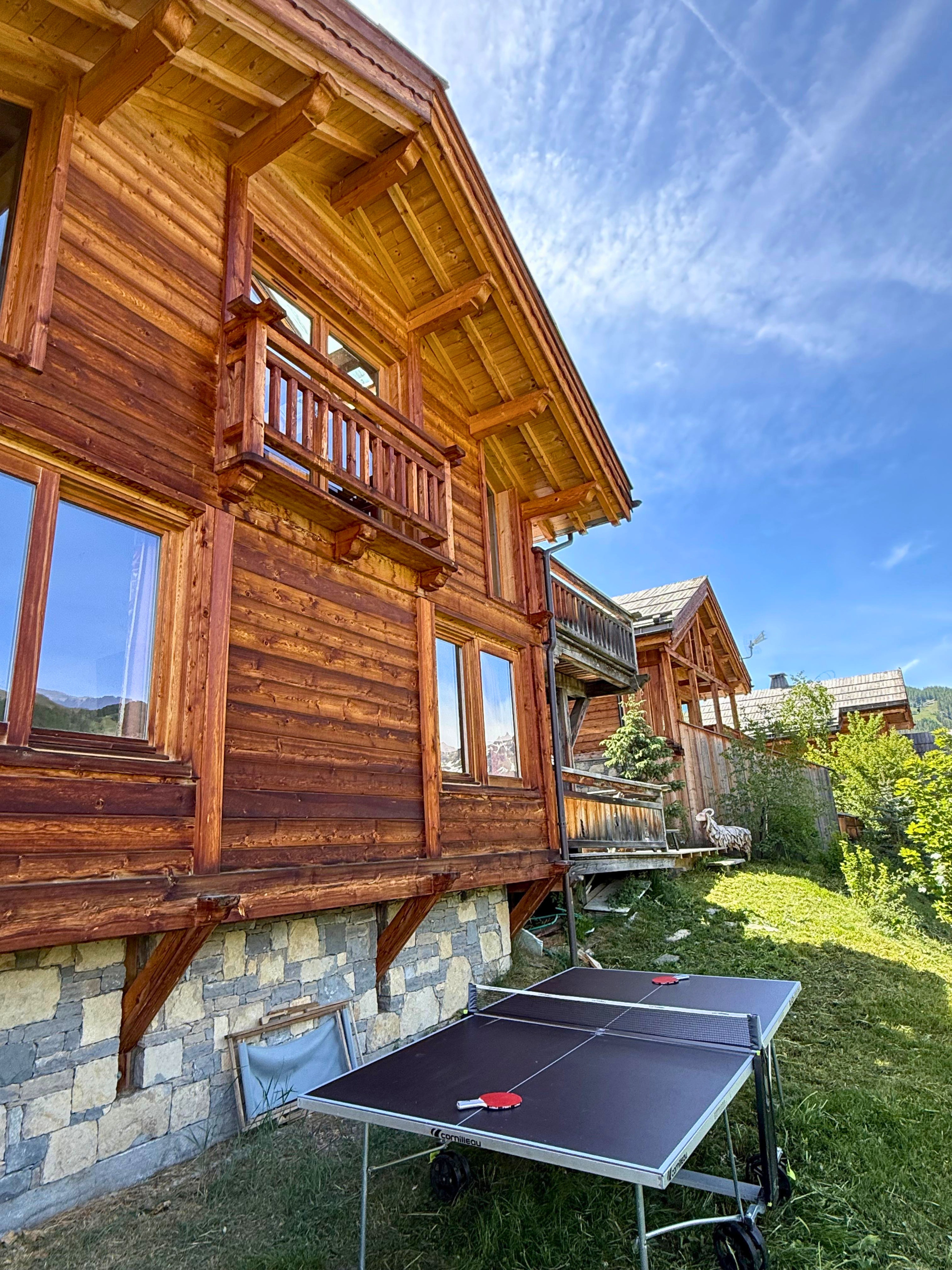 Table de ping-pong installée à l'extérieur du chalet en pierre et bois à Vars
