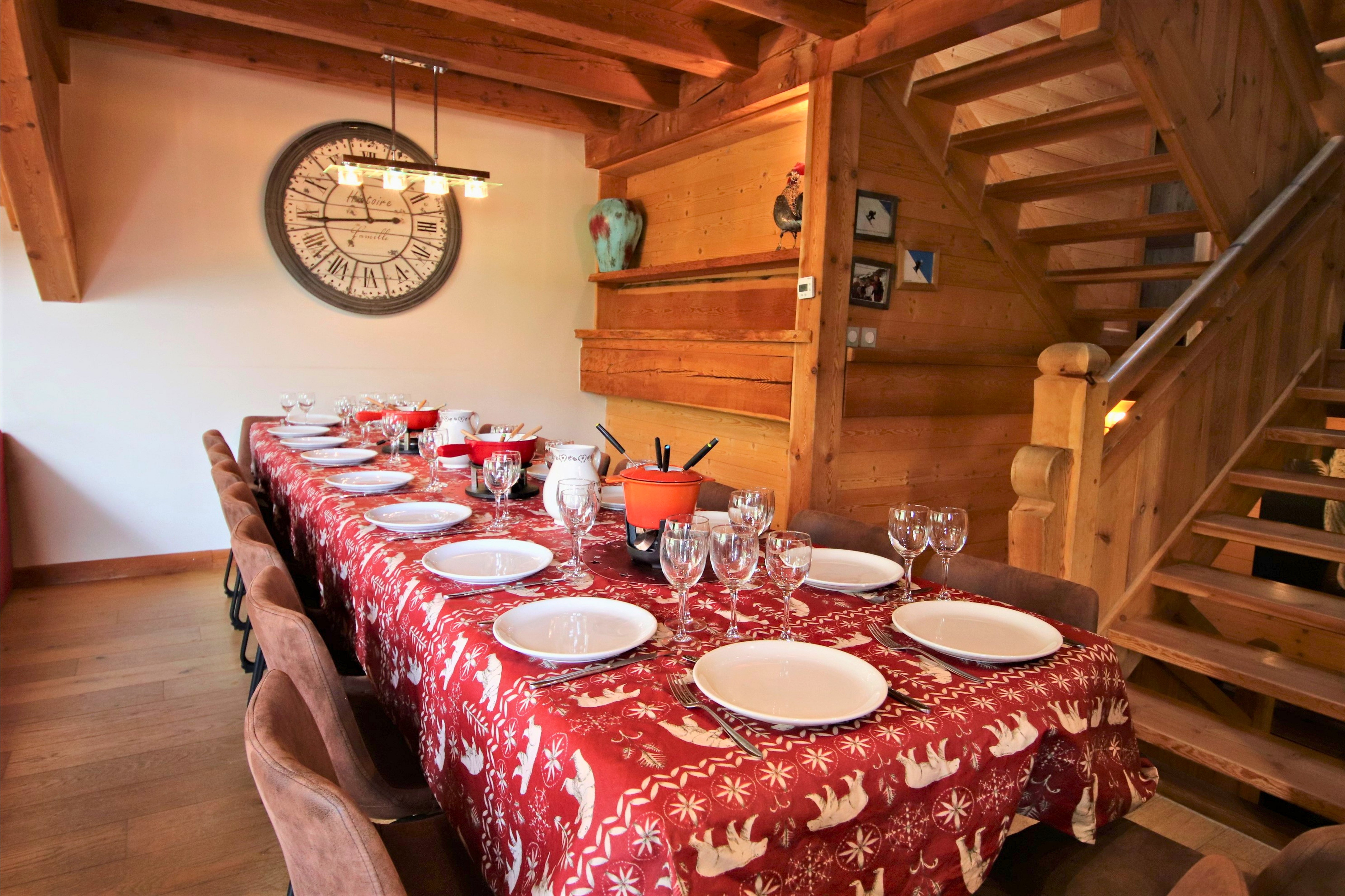 Une grande tablée conviviale autour d'une fondue savoyarde pour réunir vos 18 convives.