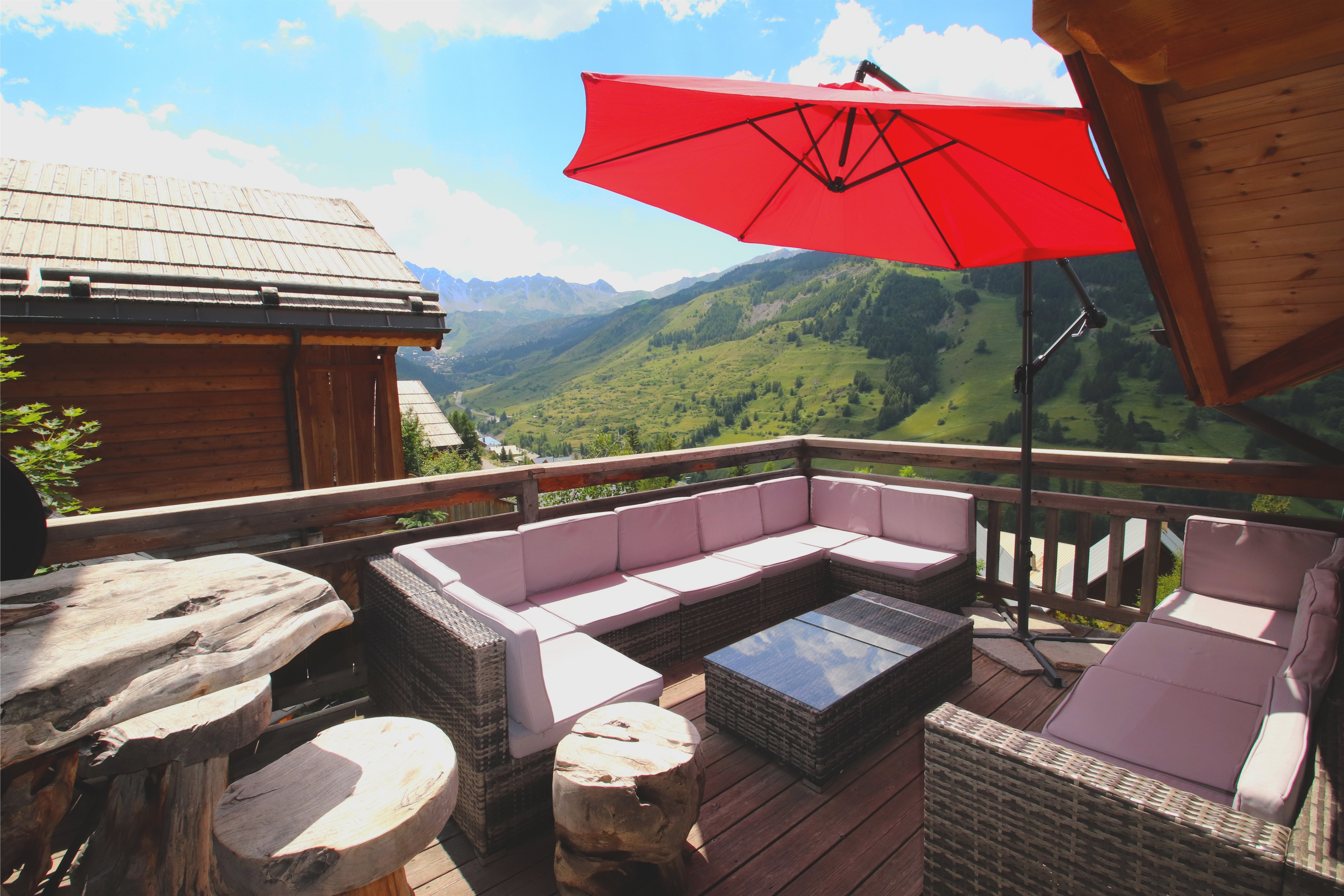 Douceur d'un après-midi d'été sur la terrasse plein sud du chalet.