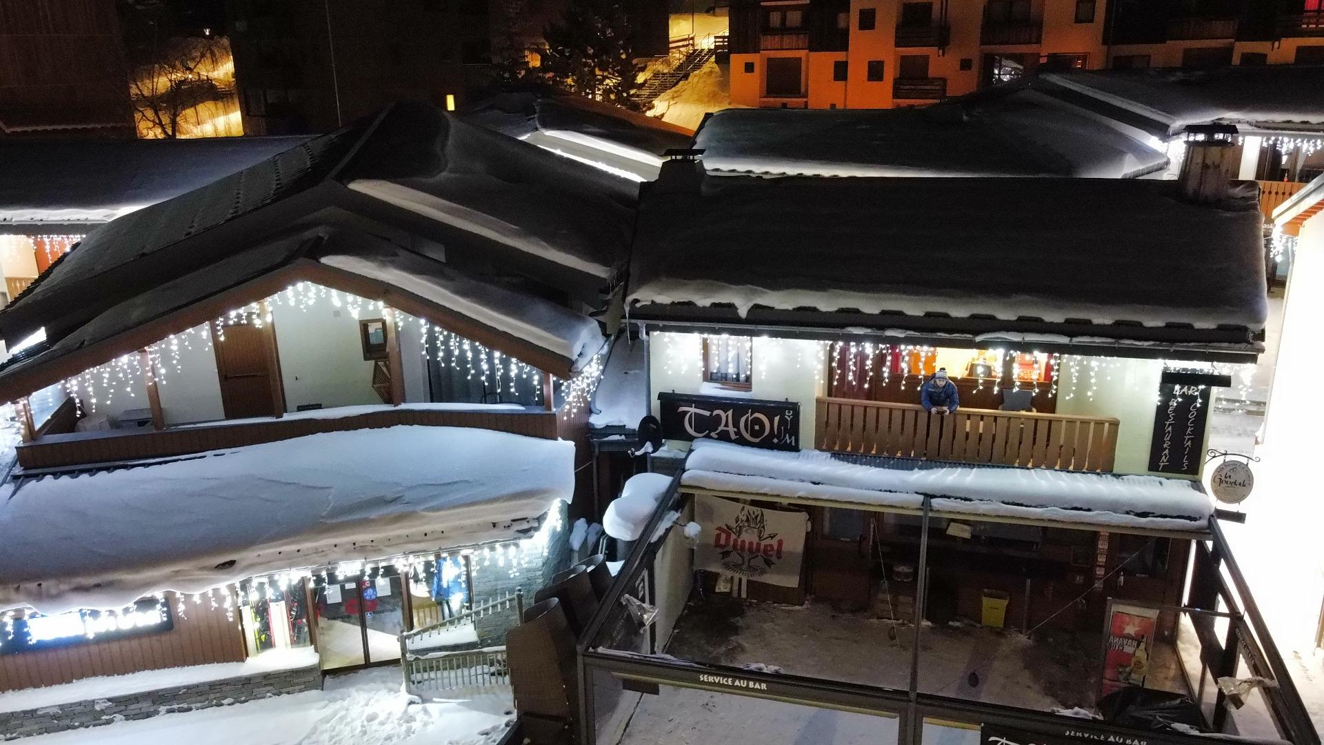 L'appartement est situé juste au-dessus du bar/restaurant le TAO