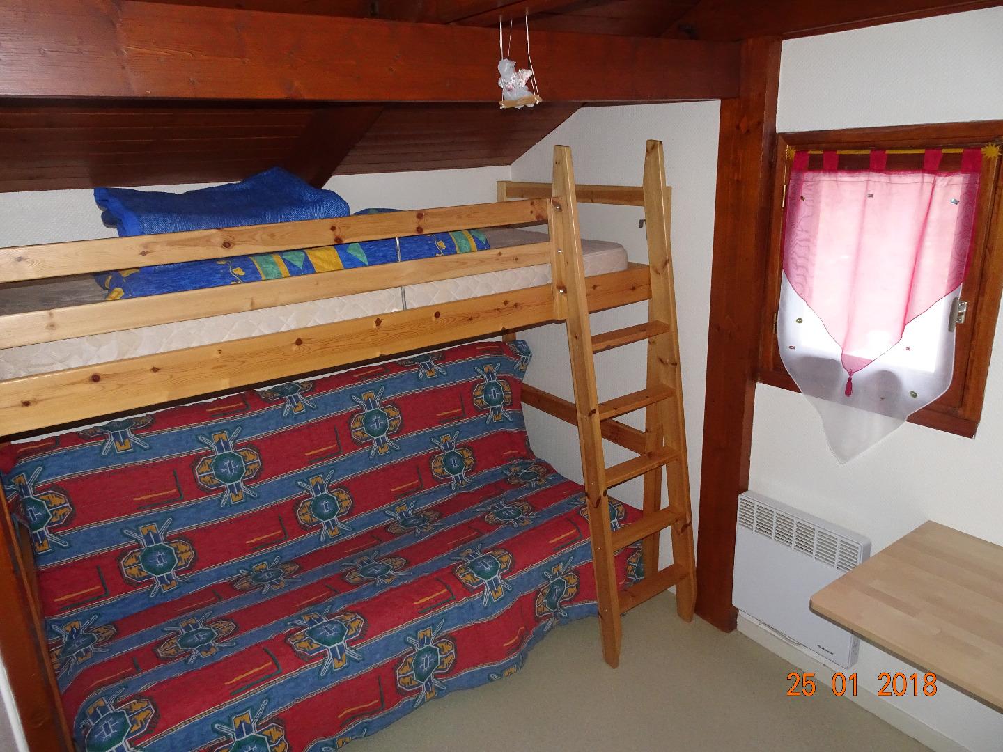 à l'étage Chambre enfant avec cliclac en 130 et lit mezzanine en 90