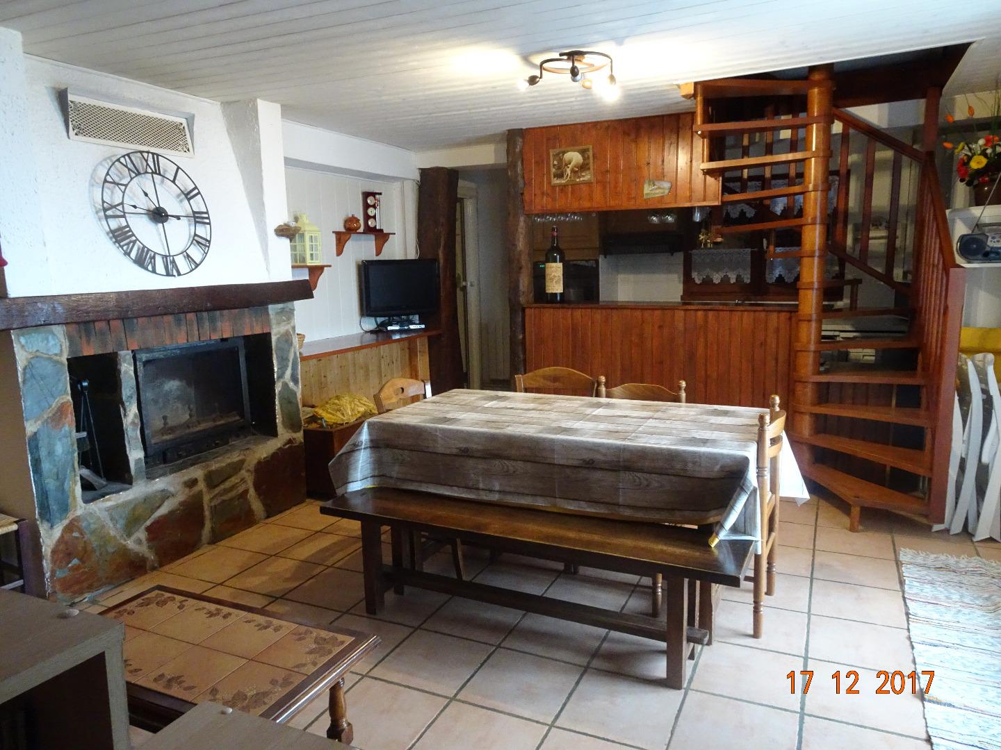 séjour et accès aux chambres par escalier intérieur